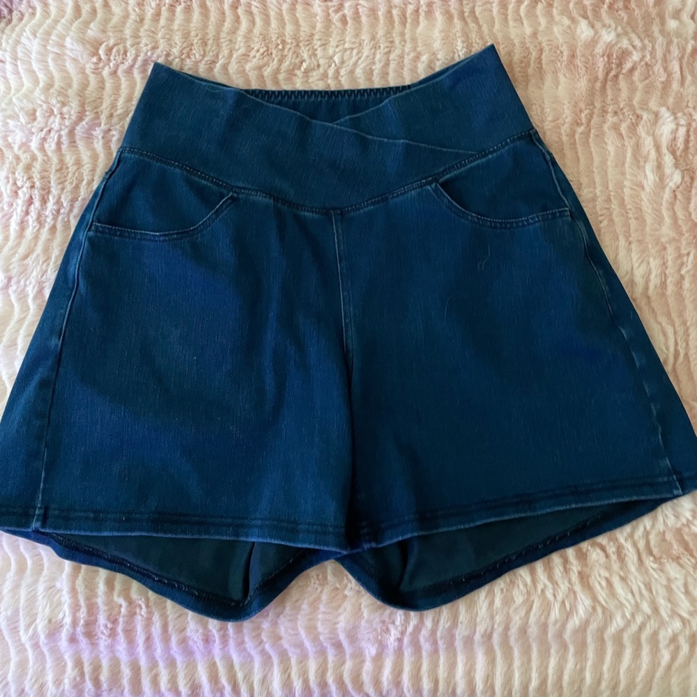 Halara Shorts Medium - image 1